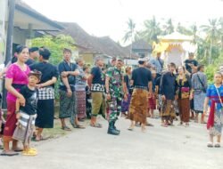 Babinsa Koramil 1617-02/Mendoyo Kawal Prosesi Upacara Pitra Yadnya