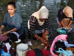 Ekonomi Lagi Macet, Warga Desa Bojong Renged di Tangerang Hemat Air dan Sabun Cuci dengan Mencuci di Pinggir Kali
