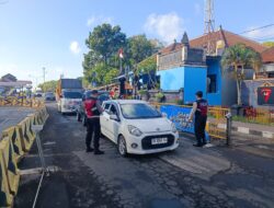 Personil Polsek Padangbai Lakukan Pemeriksaan Kendaraan di Pelabuhan Padangbai dengan Teliti