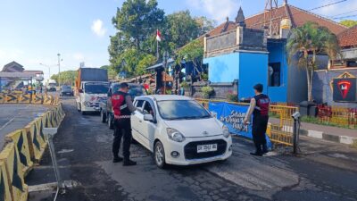 Personil Polsek Padangbai Lakukan Pemeriksaan Kendaraan di Pelabuhan Padangbai dengan Teliti