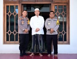 Kapolres Gresik AKBP Arief Kurniawan Jalin Silaturahmi Dengan Pengasuh Ponpes Qomarudin Bungah