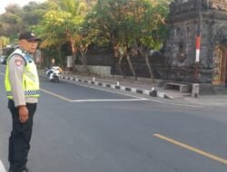 Terjunkan Personil Polsek Padangbai di Strong Poin Wilayah Desa Padangbai Untuk Atur Lalin Pagi
