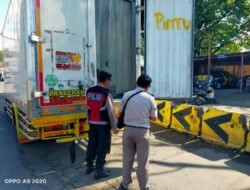 Personil Polsek Padangbai Lakukan Pemeriksaan Kendaraan Box di Pelabuhan Padangbai