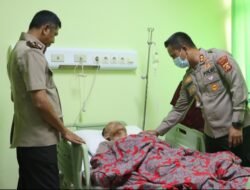 Jenguk Anggota Yang Terbaring Sakit, Kapolres Berikan Motivasi