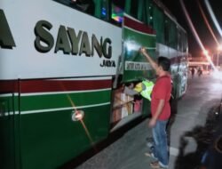 Pengecekan Bagasi Bus Oleh Personil Polsek Padangbai, Antisipasi Penyelundupan Barang Ilegal