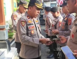 Cegah Anggotanya Terlibat Judi Online, Kapolsek Padangbai Cek HP Anggotanya