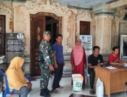 Babinsa Melaya Sertu Sujana Dampingi Pendistribusian Beras Untuk Warga Binaan