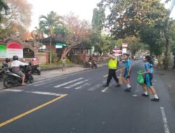 Salah Satu Wujud Program Quick Wins Presisi Anggota Polsek Kubu Pengamanan dan Bantu Sebrangkan Pejalan Kaki