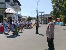 Kegiatan Upacara Ngaben Masyarakat Padangbai, Personil Polsek Padangbai Gelar Pengamanan Bersinergi dengan Pecalang
