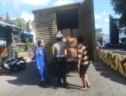 Personil Polsek Padangbai Lakukan Pengecekan Barang di Kendaraan Box, Antisipasi Penyelundupan Barang Ilegal