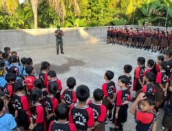 Bentuk Disiplin Sejak Dini Babinsa Koramil 1617-02 Mendoyo Latih Siswa SD Peraturan Baris Berbaris