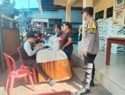 Bhabinkamtibmas Pantau Penyaluran CBP Bantuan Pangan Tahap IV Tahun 2024 di Kantor Desa Purwa Kerthi Kec,Abang