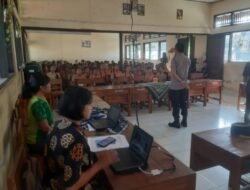 Bhabinkamtibmas Desa Wismakertha Mendampingi Kanit Binmas Laksanakan Sosialisasi Tertib Berlalulintas Serta Keamanan di SMP N 3 Sidemen