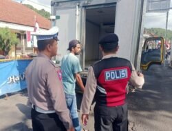 Personil Polsek Padangbai Lakukan Pengecekan Muatan Kendaraan Box, Cegah Penyelundupan Barang Ilegal