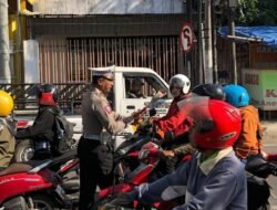 Operasi Patuh Semeru 2024, Polisi Kota Blitar Beri Bunga dan Coklat Bagi Pengendara Tertib