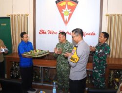 Sinergitas TNI – Polri, Polres Ngawi Beri Tumpeng dan Kue Ulang Tahun ke Yon Armed 12 Kostrad