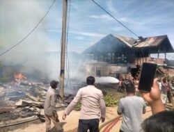 Sigap, Polsek Pegasing Bersama TNI Dan Warga Bantu Padamkan Kebakaran Rumah Di Tebuk