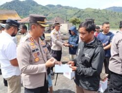 Kapolres Aceh Tengah Salurkan Bansos Pada 15 KK Korban Kebakaran Rumah Di Kecamatan Pegasing