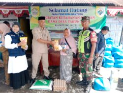 Babinsa Mendampingi Aparat Desa Menyerahkan Bantuan Sembako.