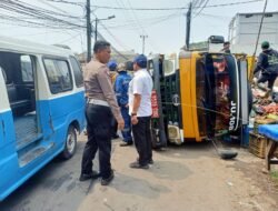 Unit Lantas Polsek Neglasari lakukan Pengaturan Lalu Lintas dan Bantu Evakuasi Truk Sampah Yang Terguling