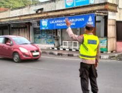 Untuk Memberikan Kenyamanan Pemakai Jalan, Polsek Padangbai Tempatkan Personilnya di Strong Point Setiap Pagi untuk Atur Lalin