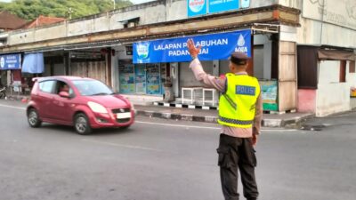 Untuk Memberikan Kenyamanan Pemakai Jalan, Polsek Padangbai Tempatkan Personilnya di Strong Point Setiap Pagi untuk Atur Lalin