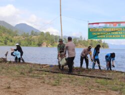 Kolaborasi TMMD Ke 121 dan Komunitas Bersihkan Pantai dari Sampah Plastik