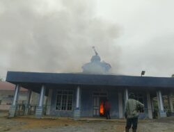 terjadi kebakaran satu unit masjid raudhatul iman desa pancar jelobok kec.pintu rime gayo kab.bener meriah