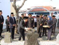 Kapolres Majalengka Bersama Forkopimda Ziarah ke Makam Pahlawan Nasional KH. Abdul Halim Iskandar dalam Rangka HUT RI ke-79