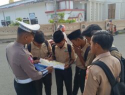 Satlantas Polres Aceh Tengah Edukasi Masyarakat Disertai Pembagian Brosur