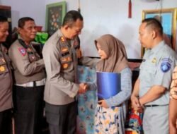 Kapolres Lumajang Beri Dukungan Moril dan Santunan Untuk Keluarga Korban Kecelakaan