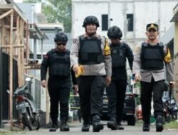Densus 88 Dibantu Polda Jatim Lakukan Olah TKP di Rumah Terduga Teroris