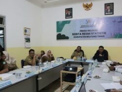 Agustus 2024, Beltim  Inflasi 1,27 Persen   Detikperistiwa.co.id  Manggar, Diskominfo SP Beltim— Badan Pusat Statistik (BPS) mencatat pada Agustus 2024 terjadi inflasi year on year (y-on-y) di Kabupaten Belitung Timur sebesar 1,27 persen dengan Indeks Harga Konsumen (IHK) sebesar 103,58. Kepala BPS Kabupaten Beltim Dwi Widiyanto menyebutkan, sebagian besar kelompok pengeluaran mengalami peningkatan indeks harga yang mempengaruhi kondisi inflasi tahunan. Dijelaskannya, inflasi Agustus tahun 2024 terhadap Agustus 2023 (y-on-y) terjadi karena adanya kenaikan harga yang ditunjukkan oleh naiknya indeks kelompok pengeluaran, yaitu: kelompok penyediaan makanan dan minuman/restoran sebesar 5,43 persen; kelompok pakaian dan alas kaki sebesar 3,91 persen; kelompok perawatan pribadi dan jasa lainnya sebesar 3,86 persen; kelompok makanan, minuman, dan tembakau sebesar 0,89 persen; kelompok kesehatan sebesar 0,73 persen; kelompok transportasi sebesar 0,62 persen; kelompok perlengkapan, peralatan dan pemeliharaan rutin rumah tangga sebesar 0,34 persen; kelompok rekreasi, olahraga, dan budaya sebesar 0,26 persen; serta kelompok pendidikan sebesar 0,05 persen. Begitu juga untuk inflasi bulan ke bulan month to month (m-to-m) atau perbandingan Agustus 2024 dengan Juli 2024 dan tingkat inflasi year to date (y-to-d) atau perbandingan Agustus 2024 dengan Desember 2023 di Kabupaten Belitung Timur pada bulan Agustus 2024 masing-masing sebesar 0,70 persen dan 0,58 persen. Ia mengungkapkan Bulan Agustus 2024 ada tiga komoditas yang menjadi penyumbang utama inflasi di Beltim yaitu bulat, ikan krisi dan ikan ekor kuning. “Komoditas penyumbang inflasi yakni ikan bulat, ikan krisi dan ikan ekor kuning. Faktor penyebabnya karena pengaruh cuaca buruk sehingga harga ikan naik yang mempengarui harga komoditas,” kata Dwi di kantor BPS Beltim, Senin (2/9). Sebaliknya, kelompok yang mengalami deflasi (penurunan IHK) secara y-on-y yaitu kelompok perumahan, air, listrik, dan bahan bakar rumah tangga sebesar 2,20 persen; serta kelompok informasi, komunikasi, dan jasa keuangan sebesar 0,12 persen. Sementara itu, Ikhwan Fahrozi selaku Staf Ahli bidang Ekonomi Pembangunan dan  Keuangan Pemkab  Beltim  mengatakan  melalui laporan yang disampaikan Kepala BPS Beltim, kita dapat mengetahui bagaimana inflasi mempengaruhi daya beli kita dan apa saja yang menyebabkan perubahan harga barang. “Data inflasi sangat penting karena membantu kita membuat kebijakan yang bisa menjaga stabilitas harga dan melindungi kesejahteraan masyarakat,” ungkap mantan  Sekda Beltim ini. (ver)”Ptysht