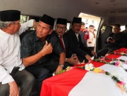 Bersama HMR, Jefridin Antarkan Jenazah Dato’ Nyat Kadir Hingga ke Liang Lahat