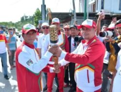 Pelajar dan Masyarakat Antusias Menyambut Kirab Obor Api PON XXI Aceh-Sumut di Bener Meriah