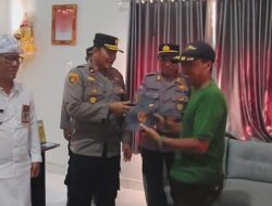 Wujudkan Kepedulian Terhadap Linmas, Kapolsek Kawasan Pelabuhan Gilimanuk Berikan Bantuan Topi Kepada Anggota Linmas Kelurahan Gilimanuk