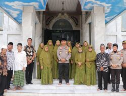 Dzuhur Berjamaah, Kapolres Serahkan Bantuan Sembako dan Renovasi Masjid di Pondok Arum Tangerang