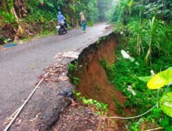 Longsor Jalan Penghubung Antar Desa, Di Pasar Muara Siau Nyaris Putus