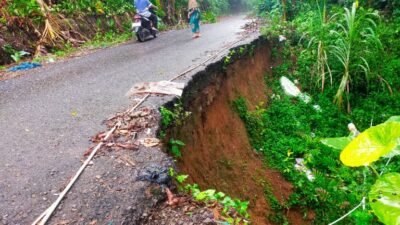 Longsor Jalan Penghubung Antar Desa, Di Pasar Muara Siau Nyaris Putus