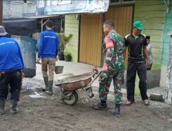 Sebagai Bentuk Kepedulian TNI, Babinsa Bantu Cor Lantai Rumah Warga
