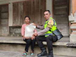Dalam Giat Minggu Kasih, Polsek Sidemen Berikan Bantuan Sembako Kepada Warga Kurang Mampu