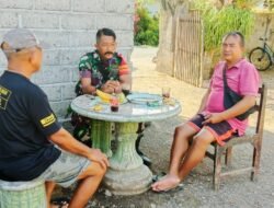 Komsos Dengan Warga, Babinsa Koramil 02/Mendoyo juga Rutin Pantau Wilayah Binaan