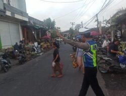 Bantu Pejalan Kaki Menyebrang Jalan, Polsek Sidemen Gaktur Lalin Depan Pasar