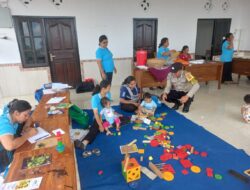 Sambangi Kegiatan Posyandu di Banjar Selati, Bhabinkamtibmas Berikan Himbauan Kamtibmas