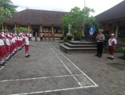 Wujudkan Kedekatan Dengan Masyarakat, Kanit Lantas Polsek Manggis Menjadi Pembina Upacara dalam Upacara Bendera Di SDN 4 Manggis