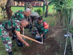 Manfaatkan Lahan Kosong Di Sekitaran Kantor Koramil, Personil Koramil 1617-01/Negara Dengan Kompak Siapkan Lahan Tanam