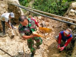 Pastikan Pasokan Air Ke Sawah Lancar, Babinsa Modung Bantu Warga Perbaiki Saluran Irigasi