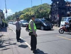 Personil Polsek Padangbai, Lakukan Pengaturan Lalu Lintas Untuk Menjaga Ketertiban di Jalan Raya