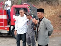 Polisi Bersama TNI Dan Warga Bantu Damkar Padamkan Kebakaran Rumah Di Kampung Wih Nongkal