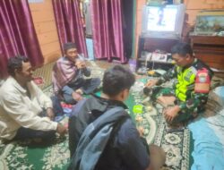 Sambil Nikmati Kopi, Babinsa Melaksanakan Komsos Bersama Warga